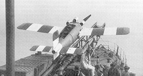 RAE Larynx pada ketapel yang ditembakkan dari kapal perusak HMS Stronghold , Juli 1927.
