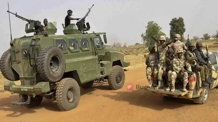 Pasukan militer Nigeria berpatroli dengan kendaraan tempur di wilayah rawan gangguan keamanan.