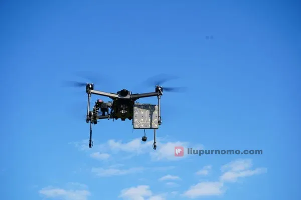 Drone Saker Scout buatan Twist Robotics yang dimodifikasi menjadi stasiun relai pemancar sinyal terbang.