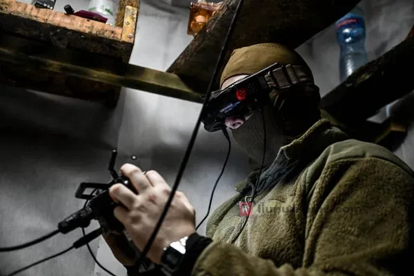 Operator drone militer membutuhkan tautan radio stabil untuk mengendalikan wahana pada jarak jauh.