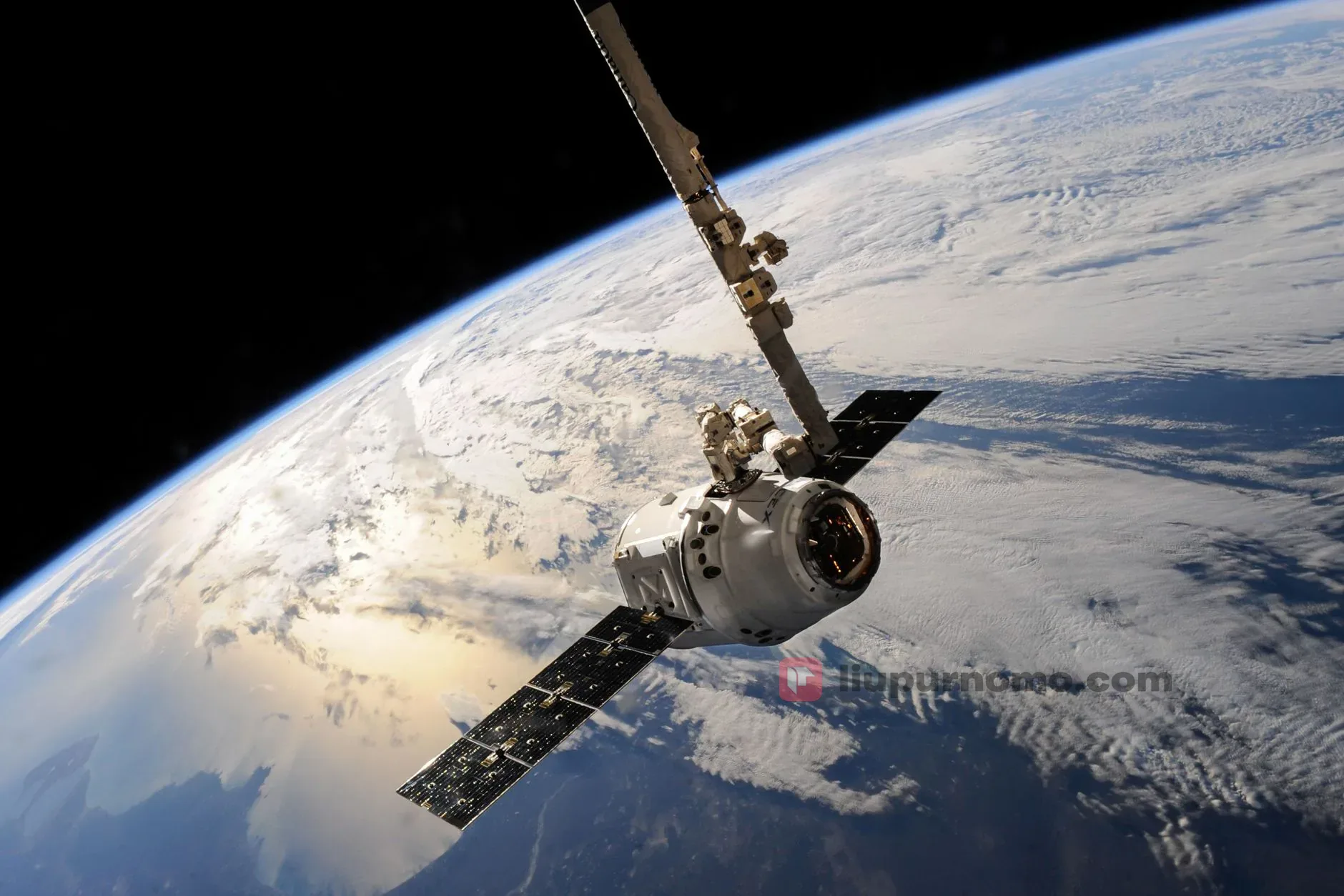 Foto oleh SpaceX di Pexels (https://www.pexels.com/photo/white-outer-space-satellite-586056/)
